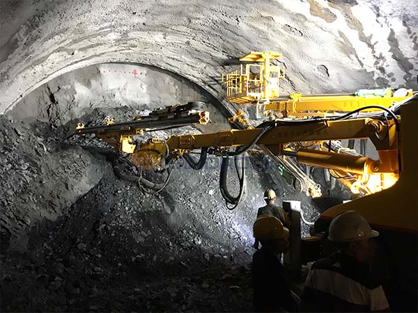 Tunnel Pre-Support with Pipe Roofs